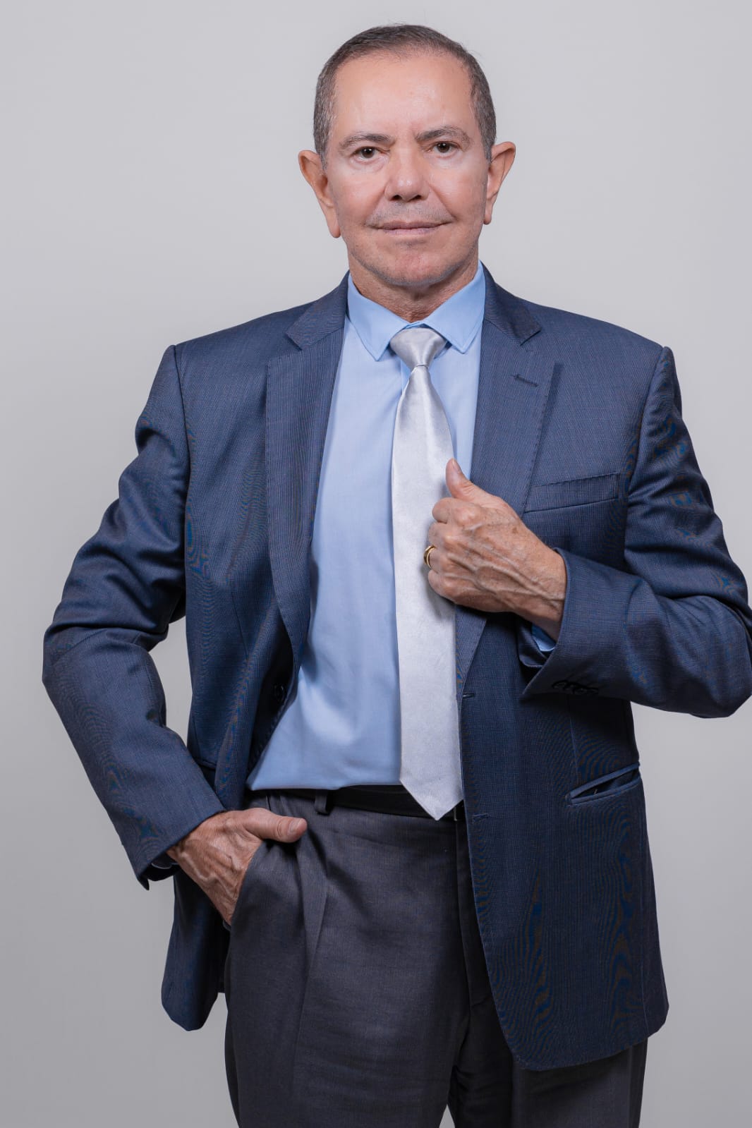 Dr. Oliveira em seu consultório em Assis/SP